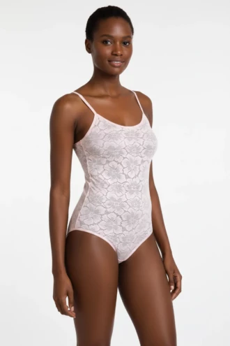 Women's all-lace bodysuit in ashes of roses with a scoop neck, spaghetti straps and a thong cut.