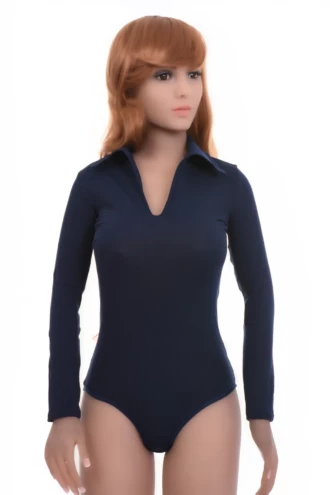 Shirt-style cotton bodysuit with V-neck and brazilian cut, smooth and close for a clean silhouette.