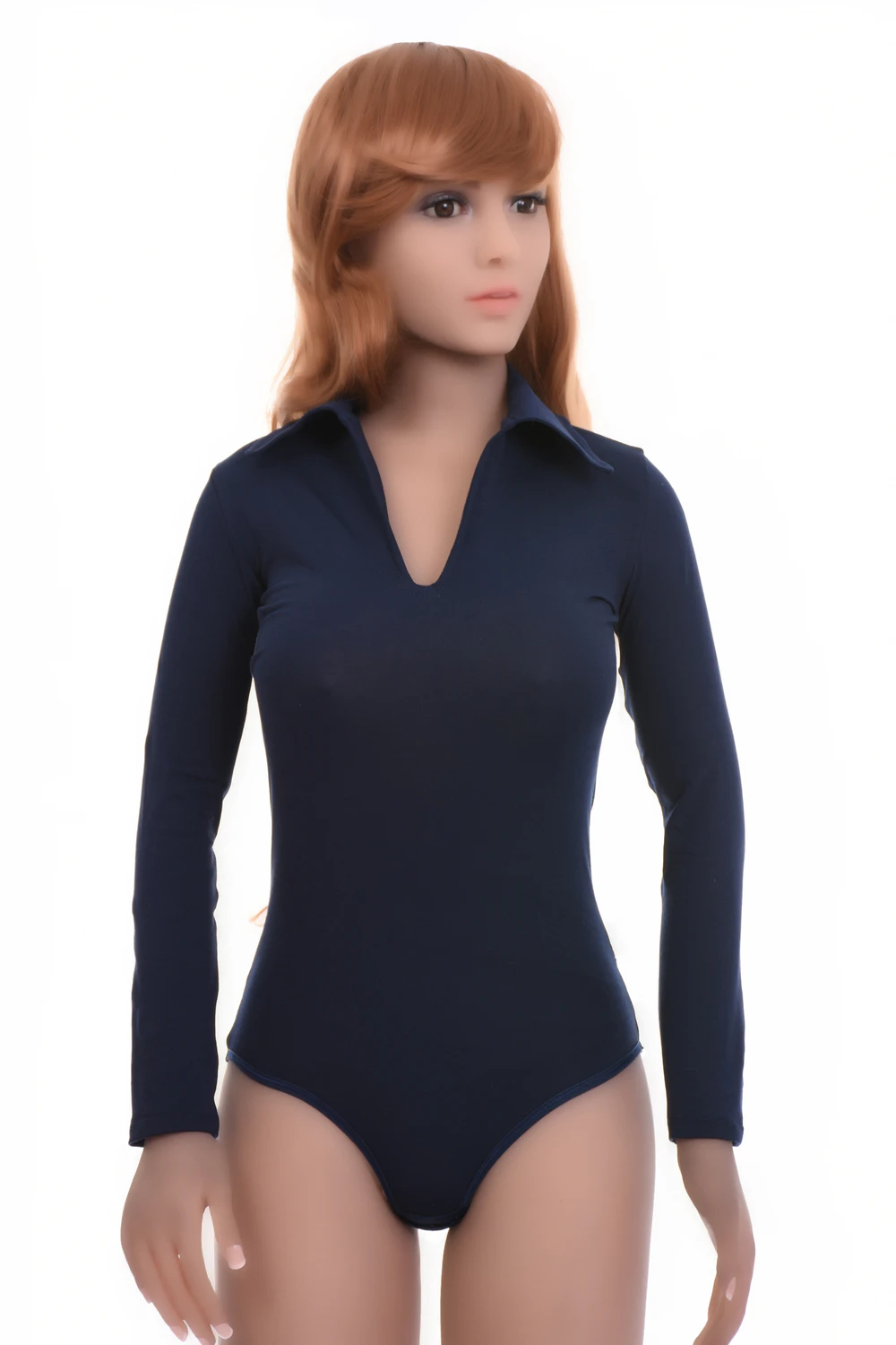 Shirt-style cotton bodysuit with V-neck and brazilian cut, smooth and close for a clean silhouette.
