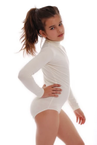 Long-sleeve cotton kids' bodysuit, breathable and gentle, easy to pair with leggings, jeans or a skirt.