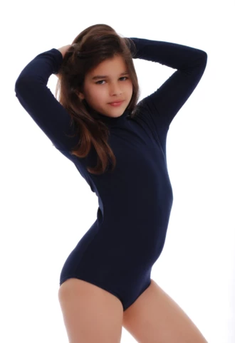 Long-sleeve cotton kids' bodysuit, breathable and gentle, easy to pair with leggings, jeans or a skirt.