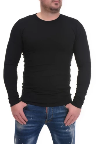 Men's round-neck long-sleeve tee that layers cleanly beneath a shirt or sweater for warmth.