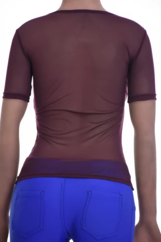 Breathable slim mesh tee with stretch, a feminine scoop neckline and short sleeves for a light fitted look.