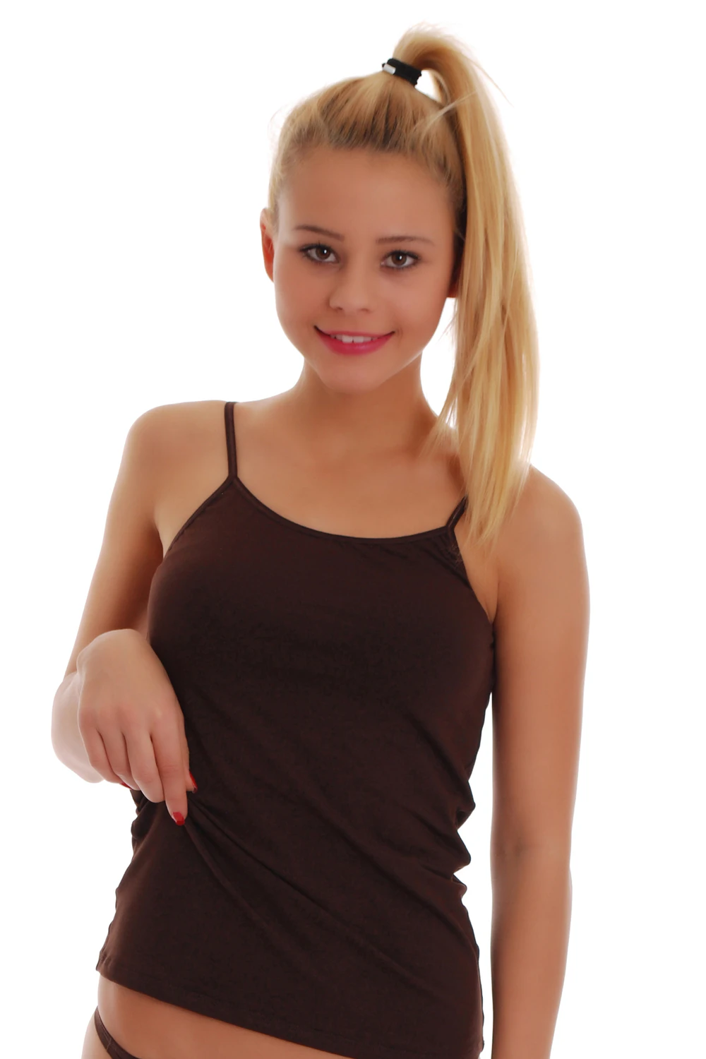 Slim cotton camisole with delicate straps that keep the shoulders bare, breathable and close with a little stretch.