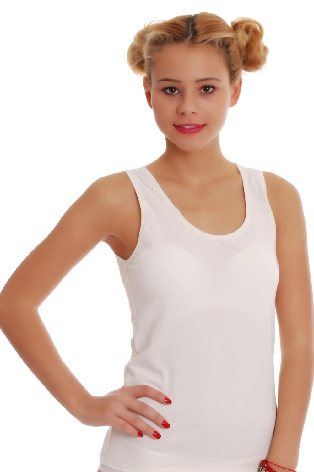 Soft cotton tank with wide straps lying flat on the shoulders, a close everyday fit that follows the figure.