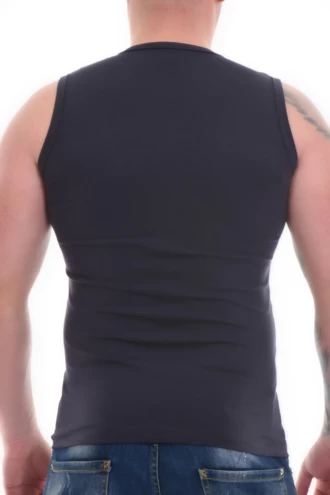 Breathable cotton men's sleeveless top that leaves the arms free, an easy staple for warm days.