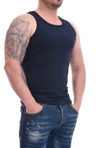 Breathable cotton men's vest with a little stretch that pulls on easily and follows the body.