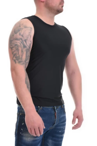 Fine microfiber men's vest with a round neckline and sleeveless shape that keeps the arms free.