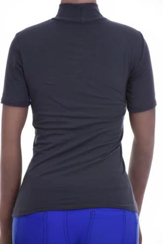 Breathable cotton tee with a high mock neck and short sleeves, a close body-skimming everyday slim shape.