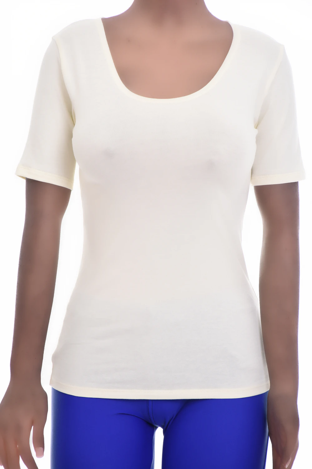 Breathable cotton tee with a low scoop neck and short sleeves, a close body-skimming everyday slim shape.