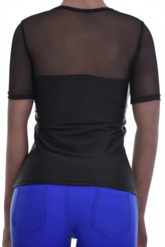 Close-fitting mesh tee with smooth microfiber, a round neck and short sleeves, light and airy for warm days.