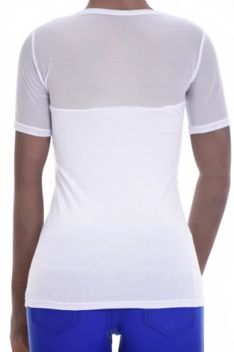 Soft cotton-blend tee with stretch and a round neck, a slim everyday shape that follows the figure.