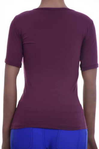 Soft cotton-blend tee with stretch, a low scoop neck and short sleeves for a light everyday layer.