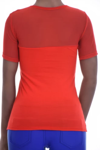 Soft cotton-blend tee with stretch, a round neck and short sleeves for a clean light everyday layer.