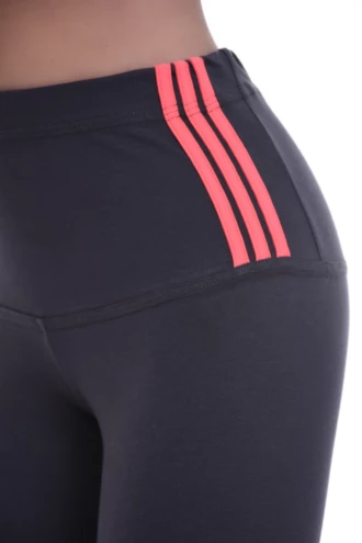 Close-up of anthracite cotton leggings waistband with three coral stripes, showing the fabric texture