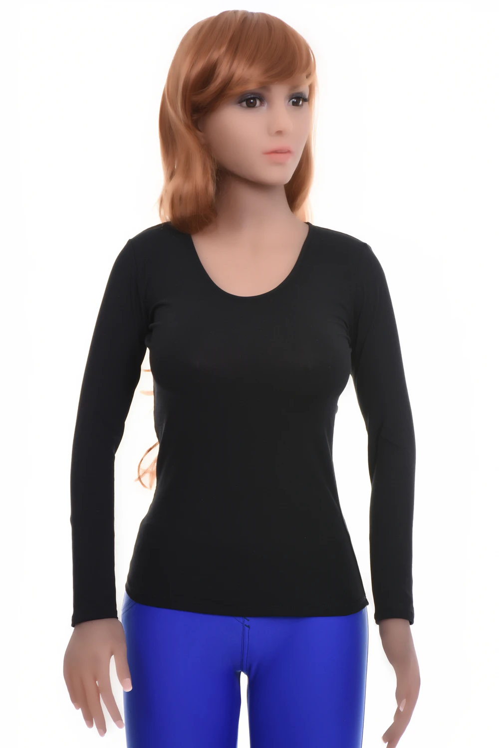 Body-skimming women's cotton tee with a scoop neckline and long sleeves for an everyday slim layer.