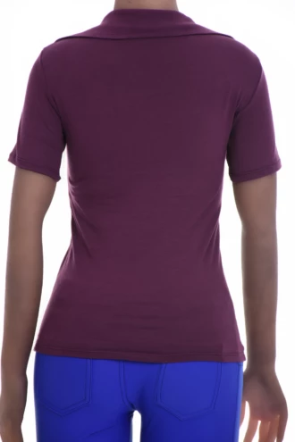 Soft cotton tee with a V-neckline and short sleeves, a close body-skimming layer that keeps its shape.